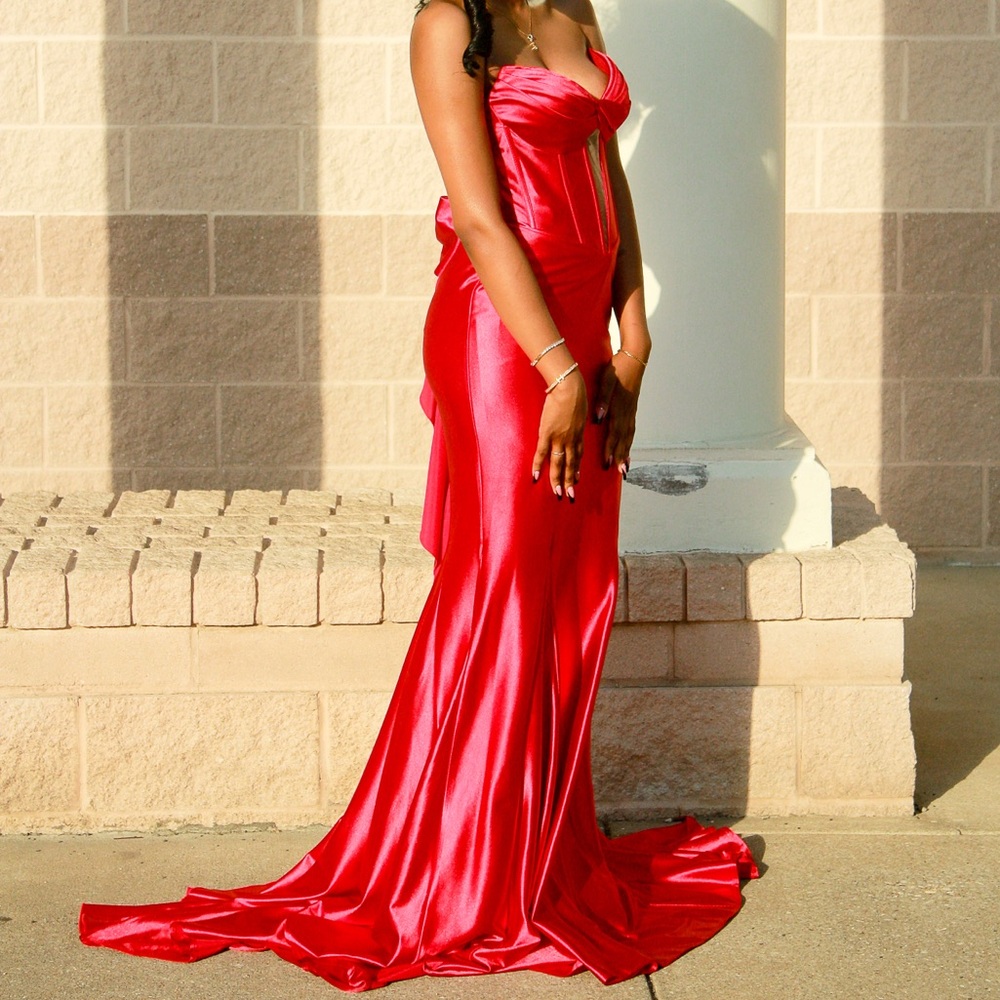 Strapless Satin Dress With Bow Back D5119

Elegant Red Evening Gown